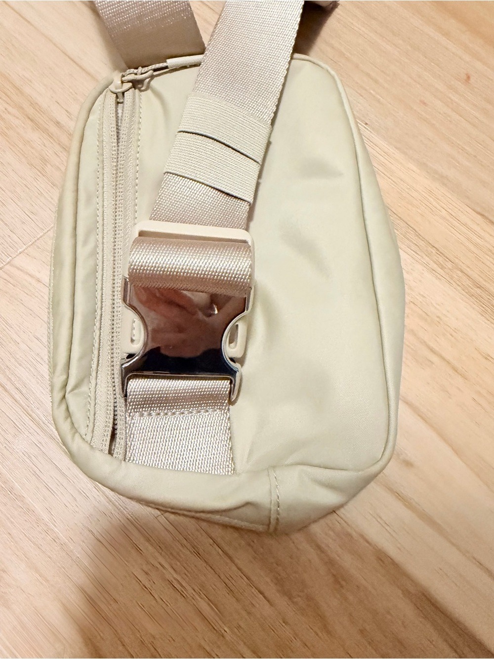 This Lululemon Everywhere Belt Bag 1L beige - Picture 2 of 3